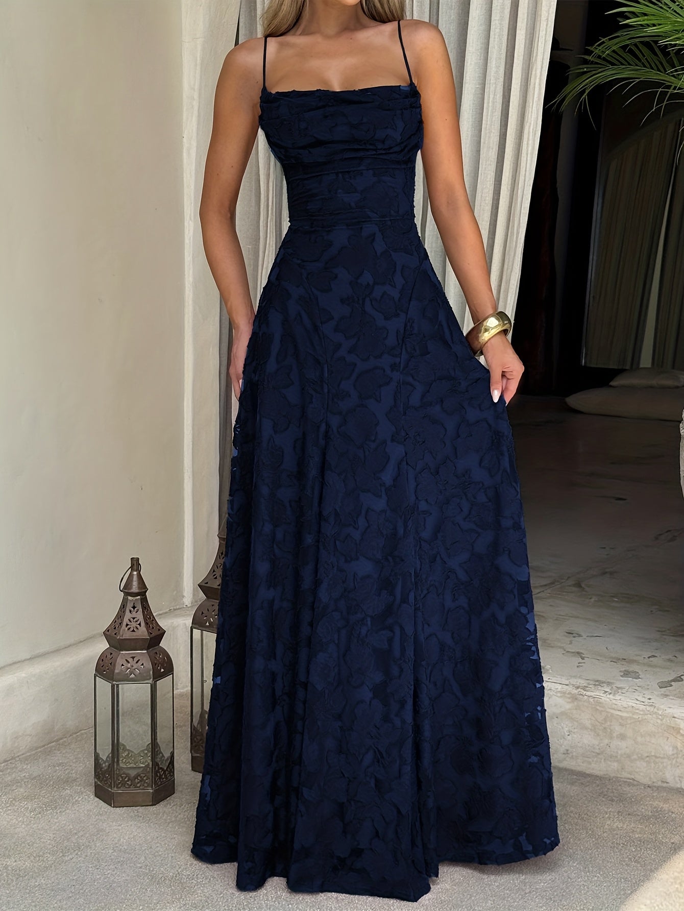 Elegante e Requintado Vestido de Noite de Ano Novo com Decote Halter, Costas Nuas, Cintura Marcada e Saia Completa, Adequado para Ocasiões Formais como Jantares e Casamentos