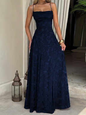 Elegante e Requintado Vestido de Noite de Ano Novo com Decote Halter, Costas Nuas, Cintura Marcada e Saia Completa, Adequado para Ocasiões Formais como Jantares e Casamentos