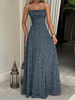 Elegante e Requintado Vestido de Noite de Ano Novo com Decote Halter, Costas Nuas, Cintura Marcada e Saia Completa, Adequado para Ocasiões Formais como Jantares e Casamentos