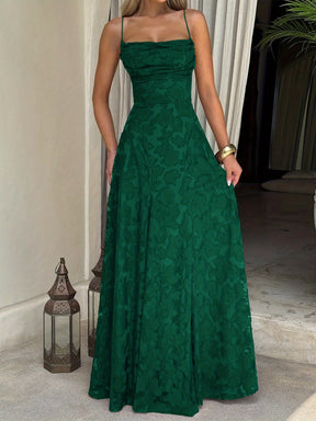 Elegante e Requintado Vestido de Noite de Ano Novo com Decote Halter, Costas Nuas, Cintura Marcada e Saia Completa, Adequado para Ocasiões Formais como Jantares e Casamentos