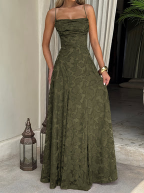 Elegante e Requintado Vestido de Noite de Ano Novo com Decote Halter, Costas Nuas, Cintura Marcada e Saia Completa, Adequado para Ocasiões Formais como Jantares e Casamentos