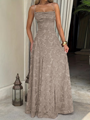 Elegante e Requintado Vestido de Noite de Ano Novo com Decote Halter, Costas Nuas, Cintura Marcada e Saia Completa, Adequado para Ocasiões Formais como Jantares e Casamentos