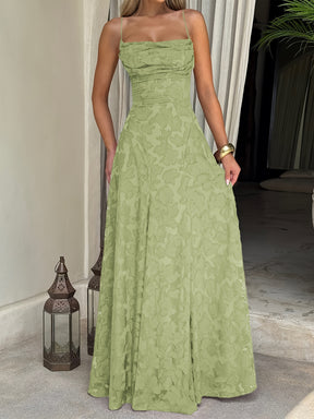 Elegante e Requintado Vestido de Noite de Ano Novo com Decote Halter, Costas Nuas, Cintura Marcada e Saia Completa, Adequado para Ocasiões Formais como Jantares e Casamentos