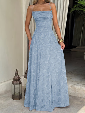 Elegante e Requintado Vestido de Noite de Ano Novo com Decote Halter, Costas Nuas, Cintura Marcada e Saia Completa, Adequado para Ocasiões Formais como Jantares e Casamentos