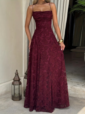 Elegante e Requintado Vestido de Noite de Ano Novo com Decote Halter, Costas Nuas, Cintura Marcada e Saia Completa, Adequado para Ocasiões Formais como Jantares e Casamentos