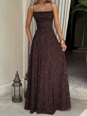 Elegante e Requintado Vestido de Noite de Ano Novo com Decote Halter, Costas Nuas, Cintura Marcada e Saia Completa, Adequado para Ocasiões Formais como Jantares e Casamentos